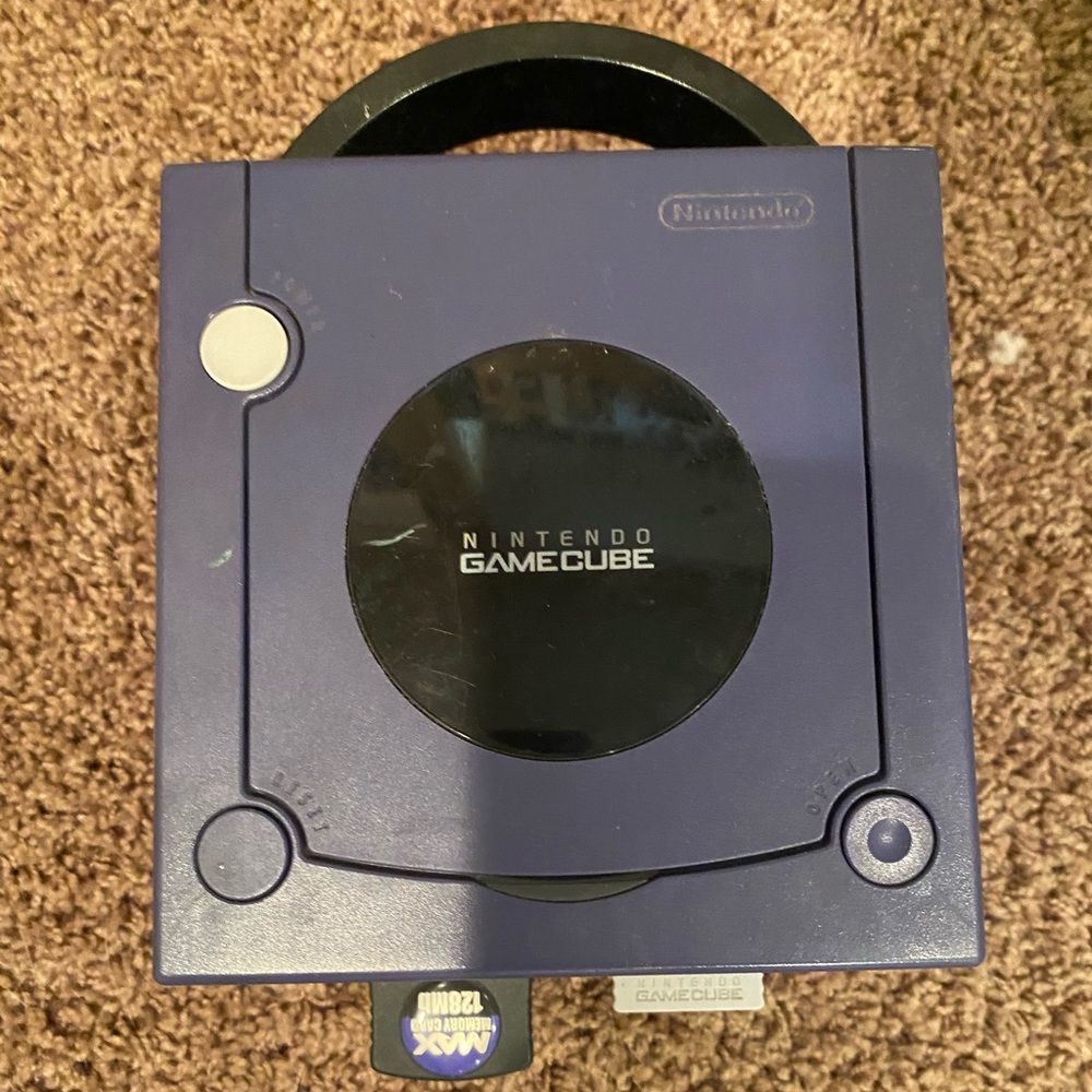 GameCube with two controllers, memory cards, and timessplitters 2.